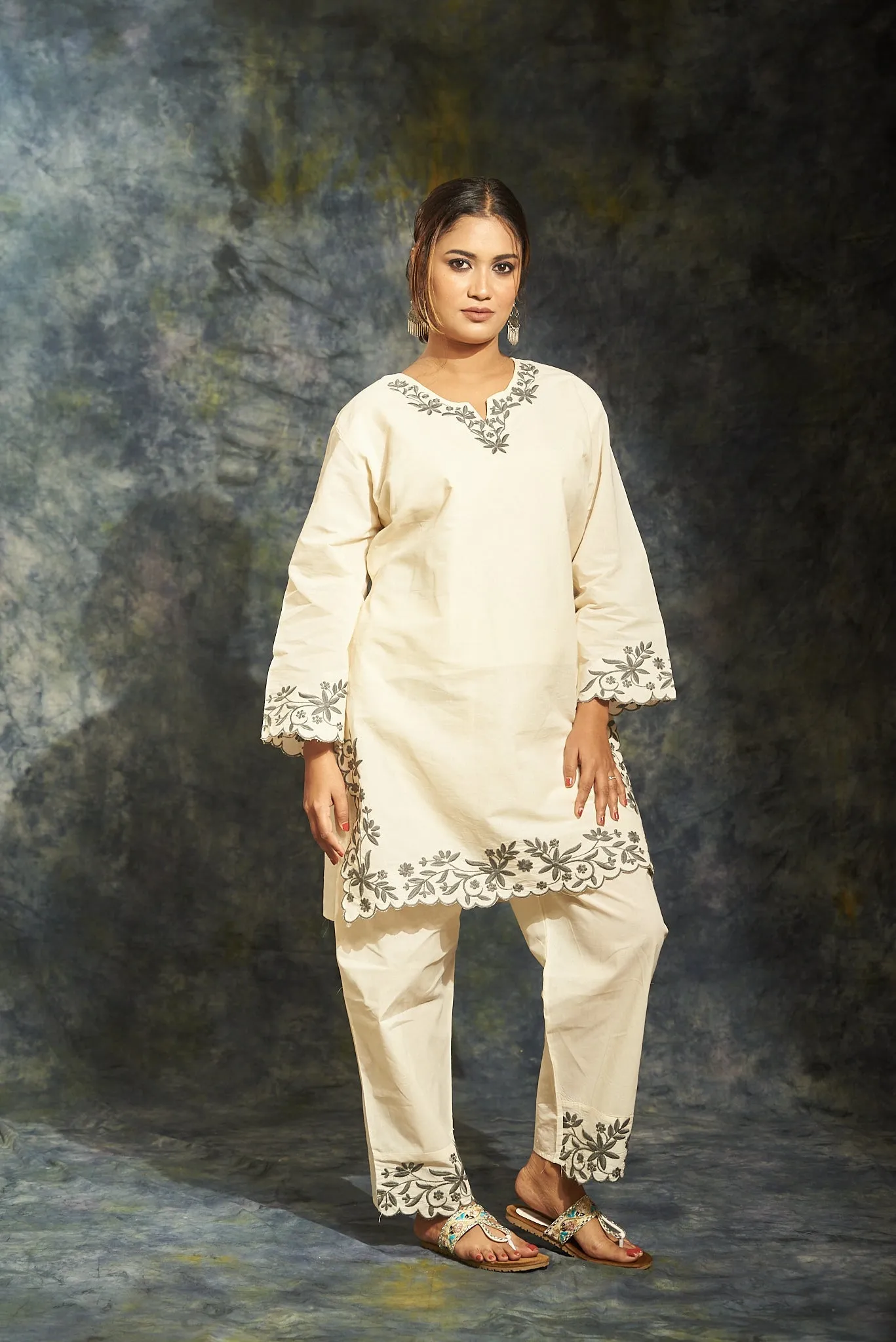 Elegant White Embroidered Kurta Set/Co-ord Set for Women